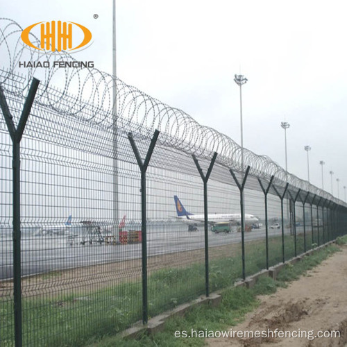 Muro de cercas de seguridad del aeropuerto con alambre de barbilla